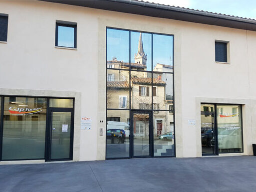 Nos locaux avec un parking privé à deux pas du centre-ville de Carpentras. Cap Formation, un parking privé, des salles équipées : tout le confort idéal pour suivre une formation dans les meilleures conditions, à deux pas du centre-ville de Carpentras !