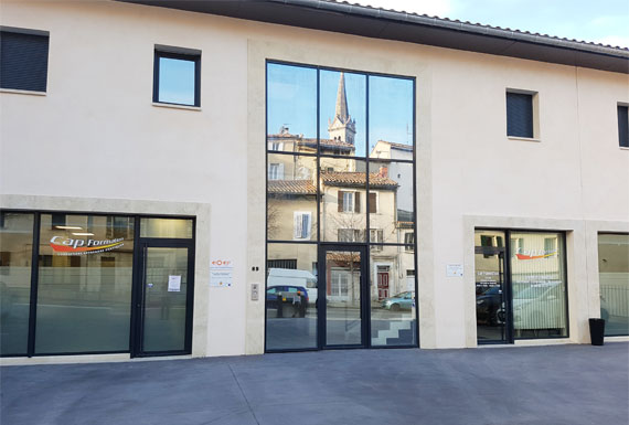 Cap Formation, un parking privé, des salles équipées : tout le confort idéal pour suivre une formation dans les meilleures conditions, à deux pas du centre-ville de Carpentras !