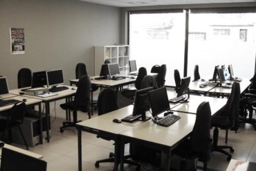 Une salle de formation lumineuse, toute équipée pour nos apprenants : Cap Formation.